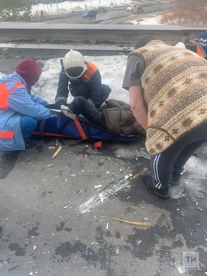 В столице Татарстана из окна пятого этажа выпал пожилой человек