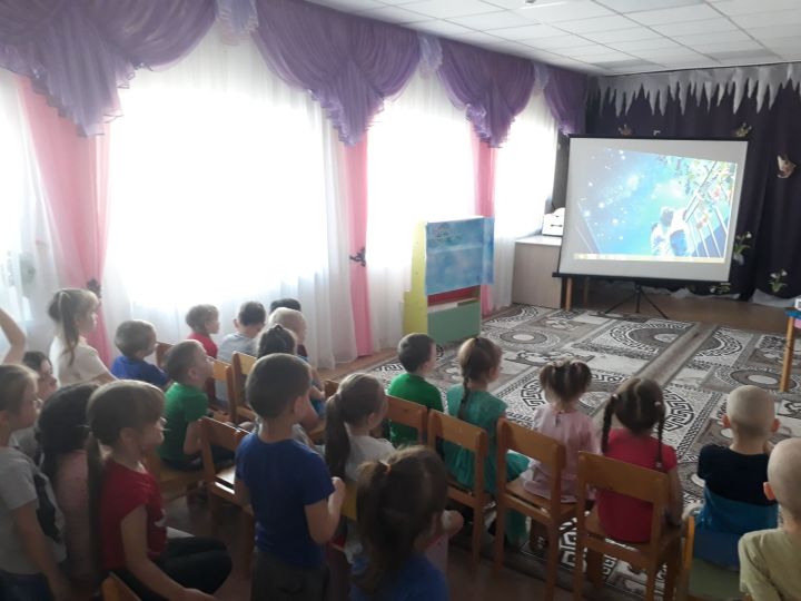 Воспитанников детского садика «Антошка» посетили сотрудники детской библиотеки
