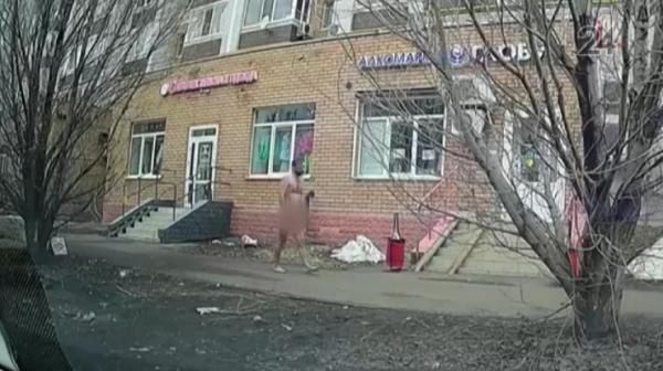 В полицию Казани поступили жалобы на голого мужчину, гуляющего по улицам города