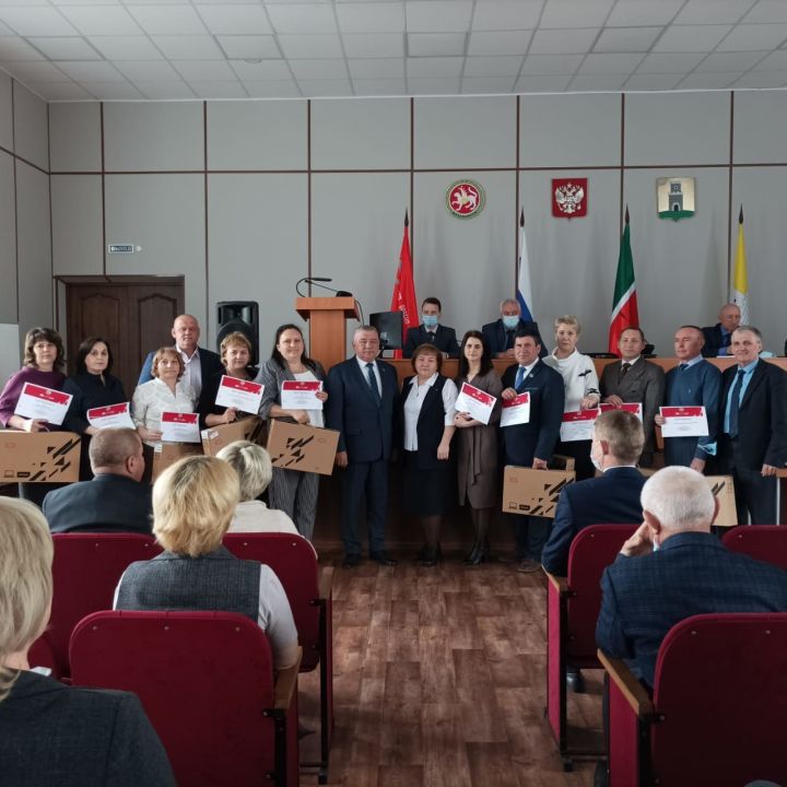 Педагогам школ Спасского района РТ вручили новые ноутбуки
