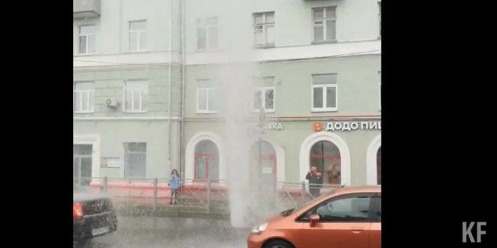 В Казани из-за прорыва забил 10-метровый гейзер
