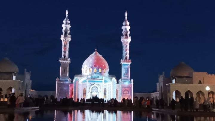 Гости Болгара увидели грандиозное световое шоу на стенах Белой мечети (ВИДЕО)