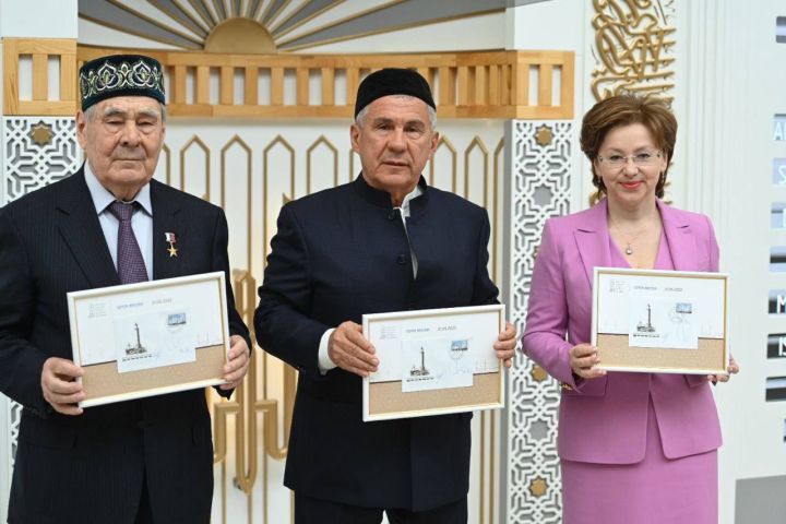 Президент Татарстана погасил почтовую марку в честь юбилейной даты принятия ислама