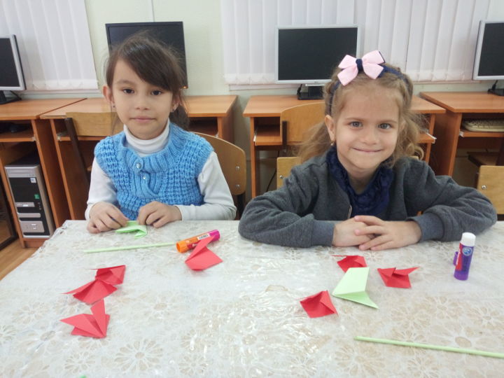 Для воспитанников Дома детского творчества провели мастер-класс «Красная гвоздика»