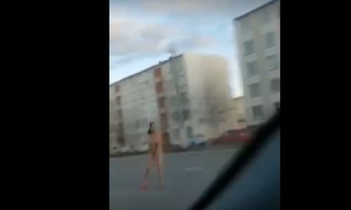 В Татарстане по улице гуляла обнажённая женщина