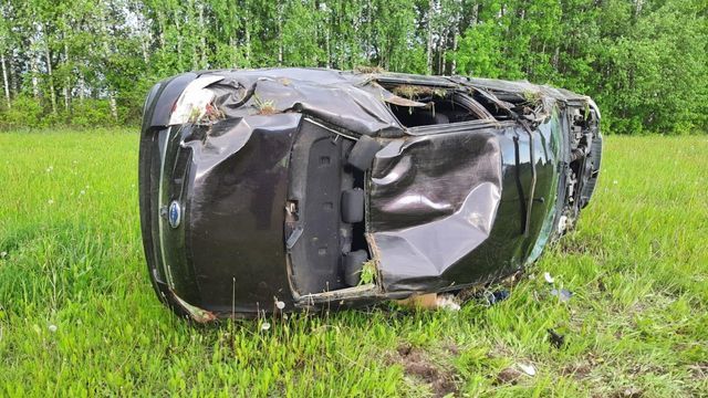 В Татарстане перевернулся автомобиль с женщиной и ребёнком