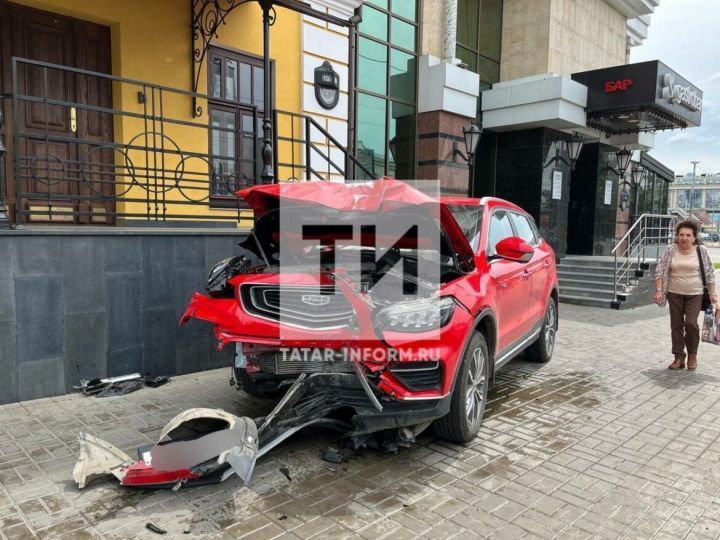В центре Казани иномарка вылетела на тротуар и сбила девушку