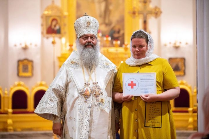 Бухгалтер Свято-Авраамиевского храма окончила епархиальные медицинские курсы