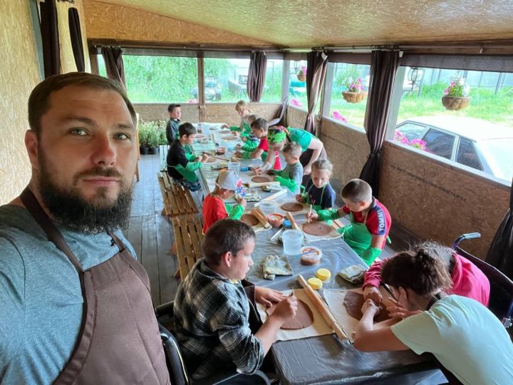 Семья Антиповых их Полянок провели занятия по гончарному мастерству