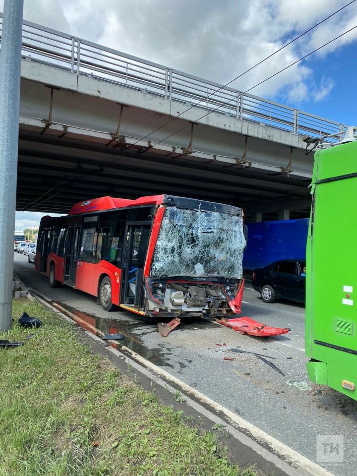 Причиной аварии в Казани с участием автобуса и троллейбуса стало плохое самочувствие водителя