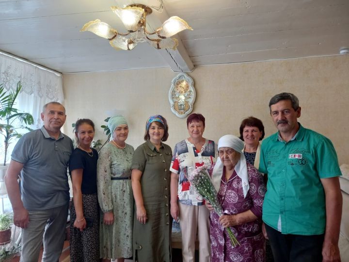 Ветеран педагогического труда Рузалия Минсагирова отметила 90-летний юбилей