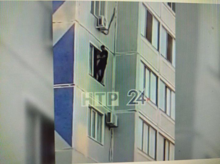 В Нижнекамске молодой человек выпал из окна 8 этажа
