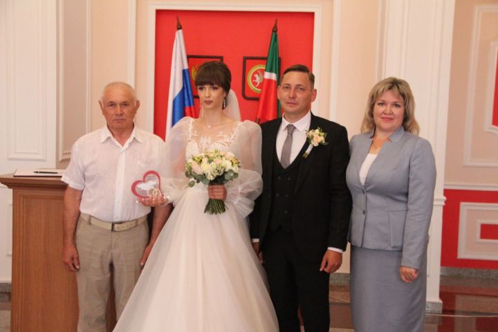 Спассцы сыграли свадьбу в День семьи, любви и верности