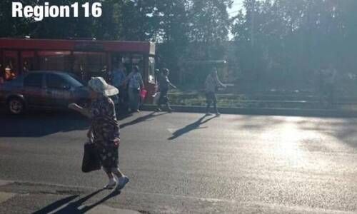 В Казани автобус застрял на трамвайных путях