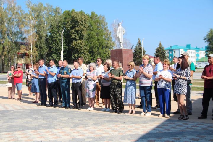 В Болгаре прошёл митинг ко Дню Государственного флага России