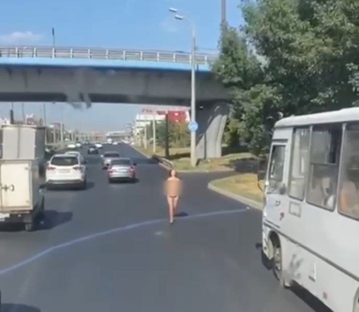 В Казани на проспекте Победы сбили голую девушку
