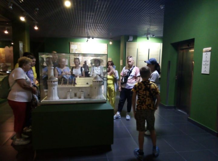 Туристов Болгарского музея-заповедника познакомили с государственной символикой Татарстана