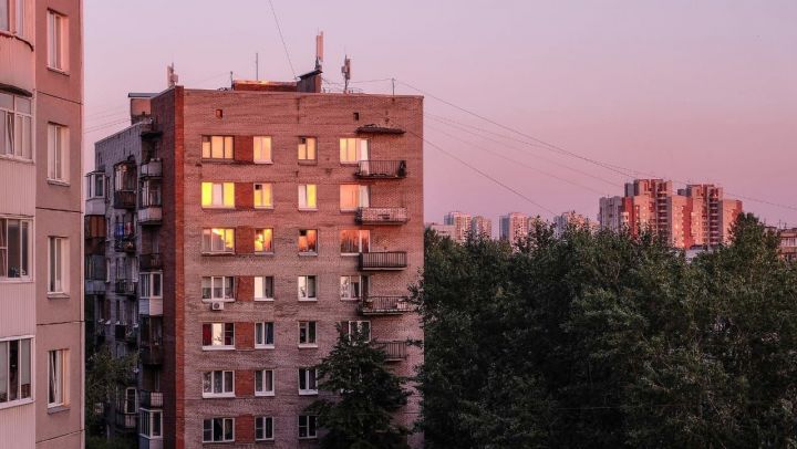 В Татарстане из окна многоэтажного дома выпал подросток