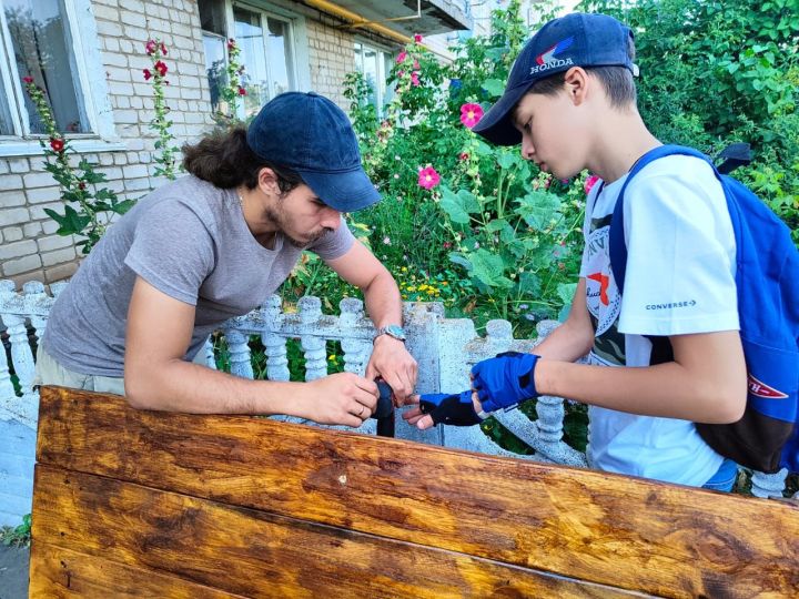 Воспитанники приходского столярного кружка в Болгаре сделали подарок жильцам дома