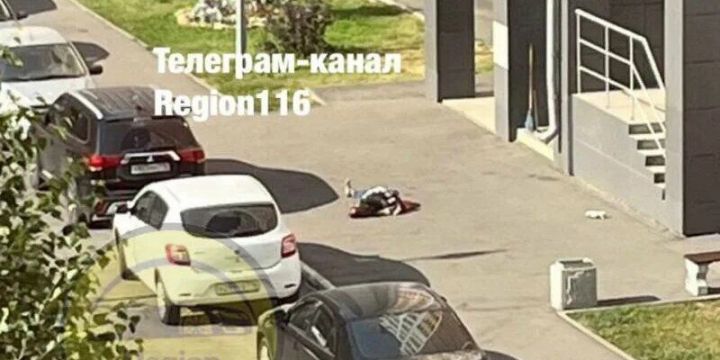 В Татарстане с 14 этажа выпала девушка