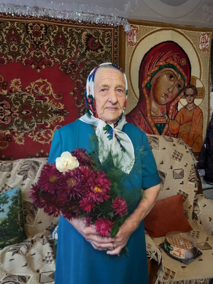 Жительницу села Полянки, ветерана труда поздравили с юбилеем