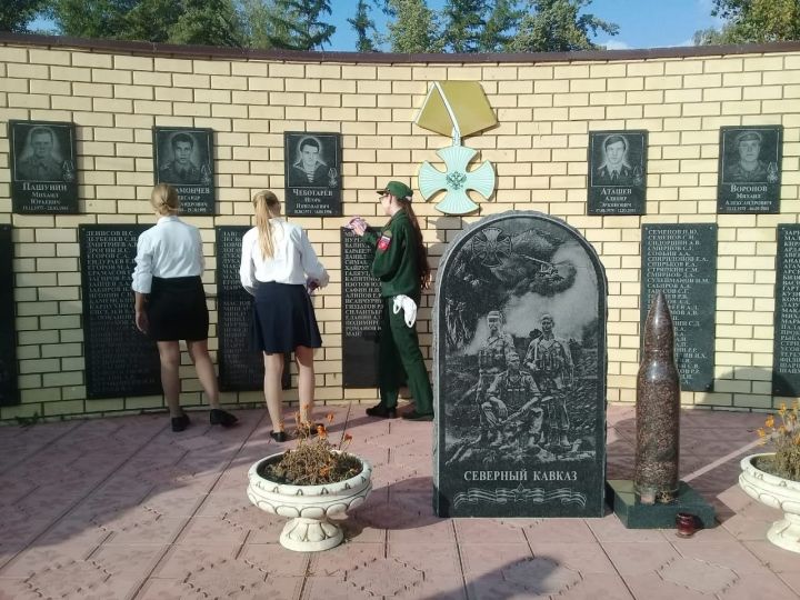 Спасские кадеты организовали уборку памятника воинам-интернационалистам.