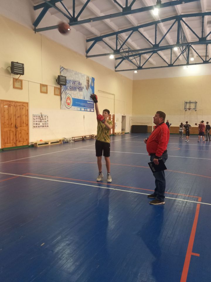 В центральном спортзале Болгара прошла товарищеская встреча по баскетболу
