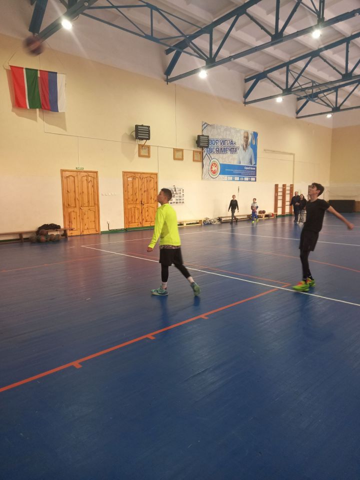 В центральном спортзале Болгара прошла товарищеская встреча по баскетболу