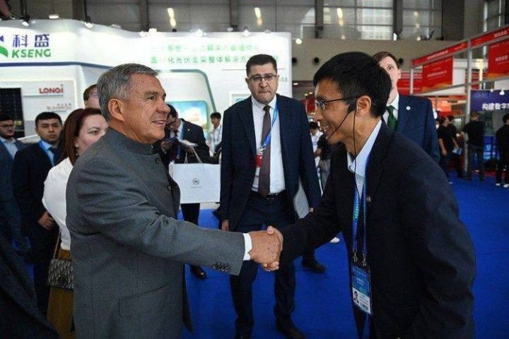 Рустам Минниханов посетил Китайскую выставку высоких технологий