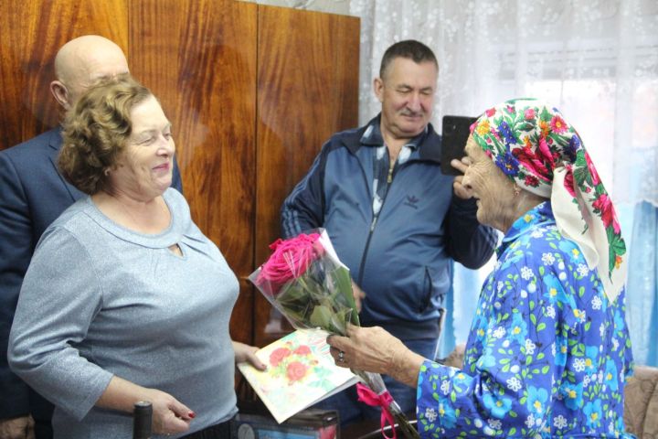 90-летний юбилей отметила жительница деревни Урняк (ФОТОРЕПОРТАЖ)