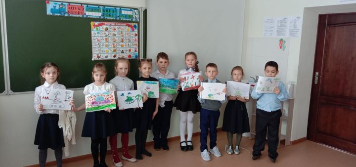 Ученики первой школы Болгара приняли участие в коллективном рисовании на военную тему