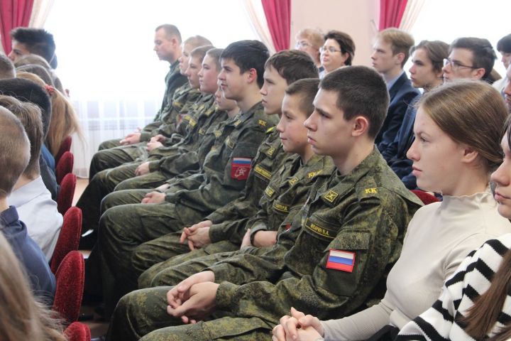 Спасские школьники познакомились с военными профессиями