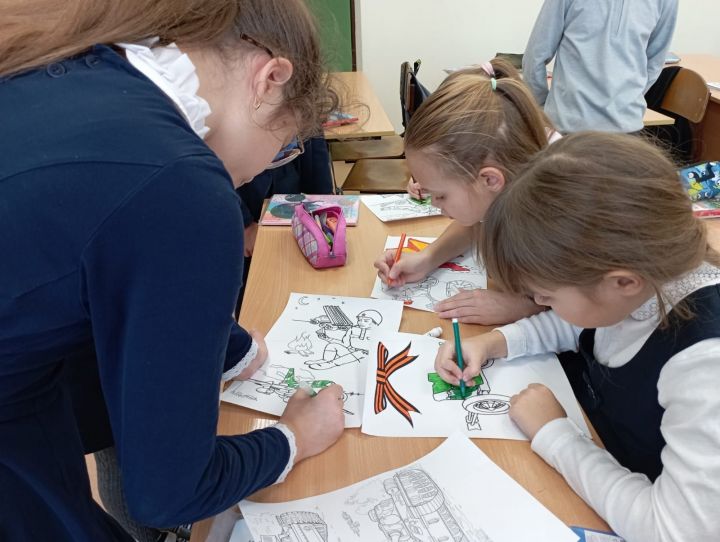 Ученики первой школы Болгара приняли участие в коллективном рисовании на военную тему