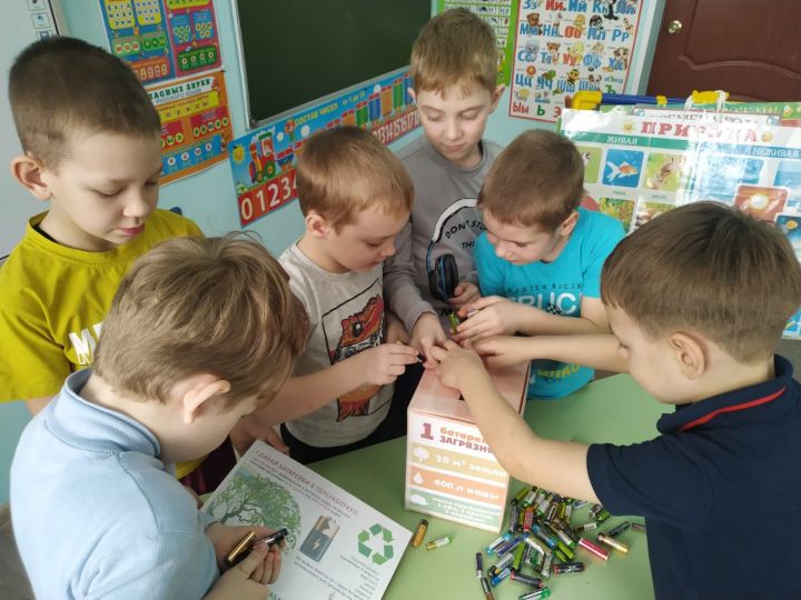 В детском садике «Теремок» провели экологическую акцию «Сдай батарейку! Спаси ёжика!»