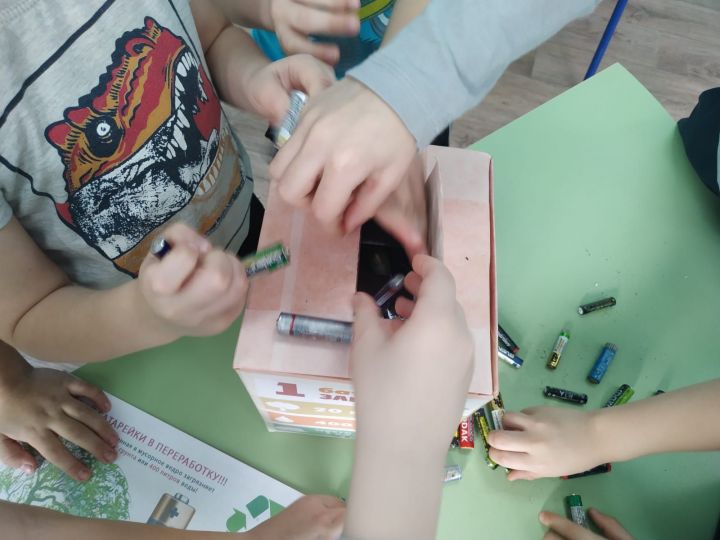 В детском садике «Теремок» провели экологическую акцию «Сдай батарейку! Спаси ёжика!»
