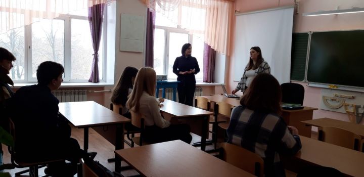 Полянскую школу посетила выпускница школы