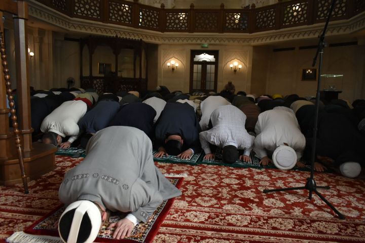 Праздничный намаз в связи с окончанием священного месяца Рамазан состоялся в Белой мечети