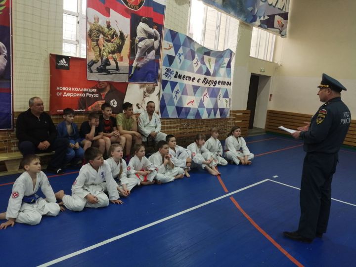 В центральном спортзале Болгара провели плановую учебно-тренировочную эвакуацию