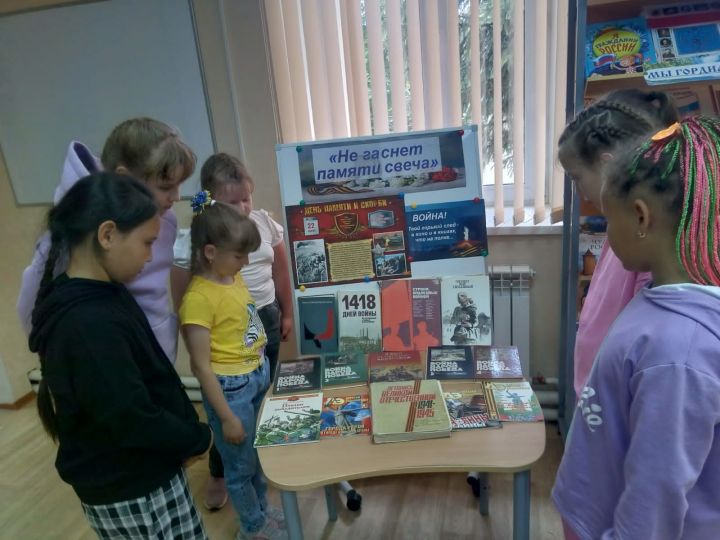 В детской библиотеке Болгара оформлена книжная выставка-память «Не гаснет памяти свеча»