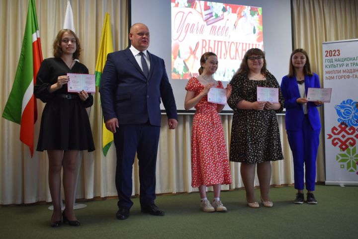 Выпускникам девятых классов Болгарской средней школы №1 вручили аттестаты