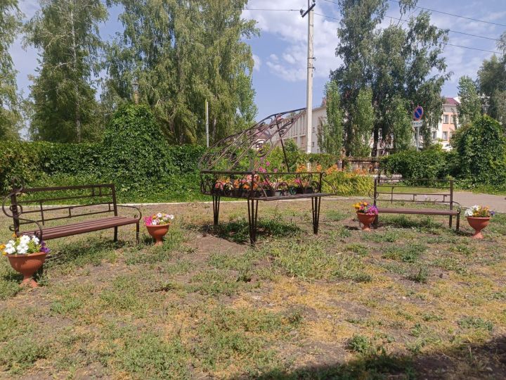 Территорию Болгарской детской школы искусств облагородили новой цветочной конструкцией и двумя скамейками