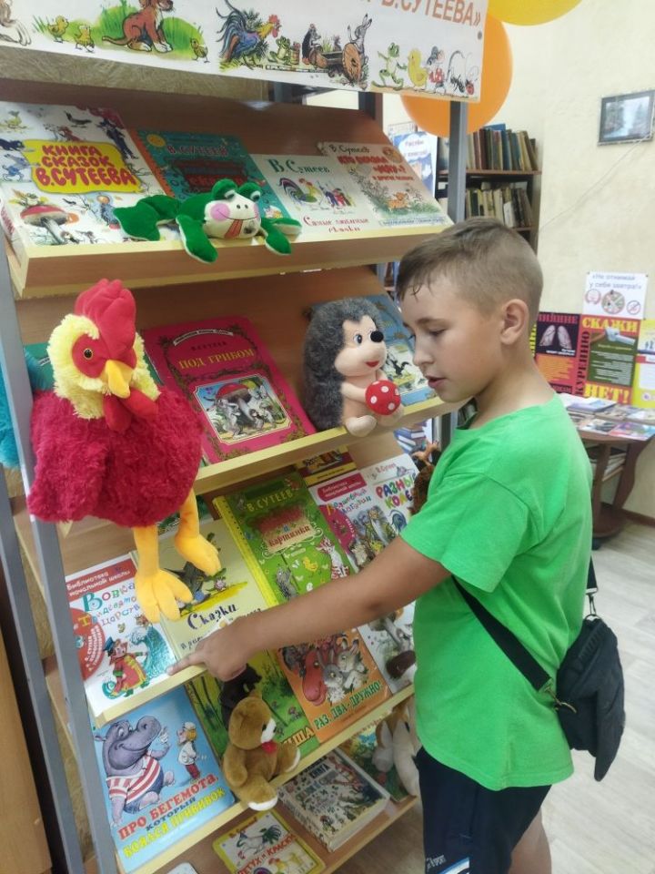 В детской библиотеки Болгара открылась книжная выставка-чествование «Добро и свет сказок В.Сутеева»