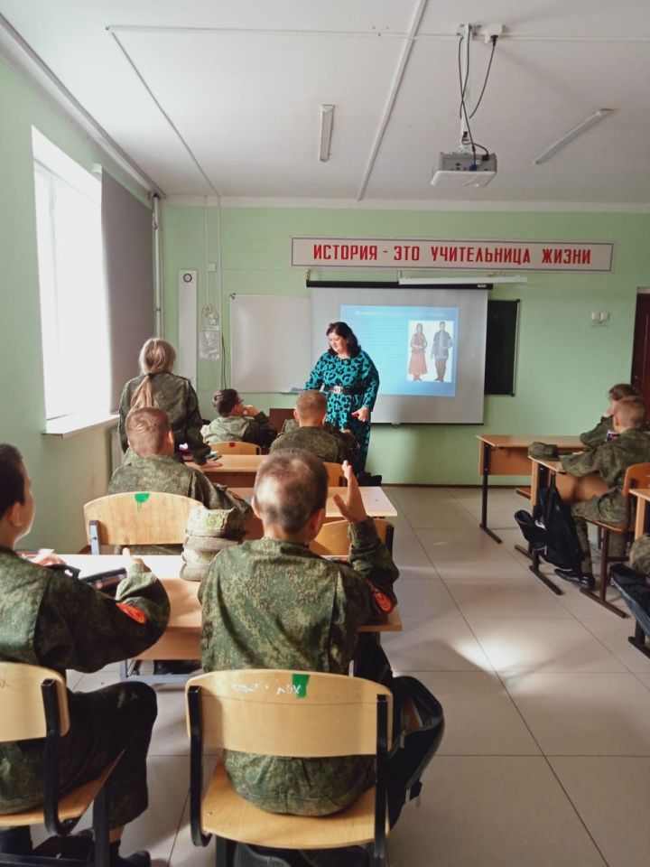 Для пятиклассников кадетской школы провели урок, посвящённый татарской культуре