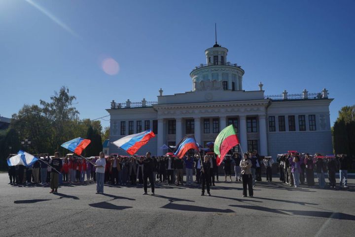 Флешмоб ко Дню воссоединения новых регионов с Россией устроили молодогвардейцы