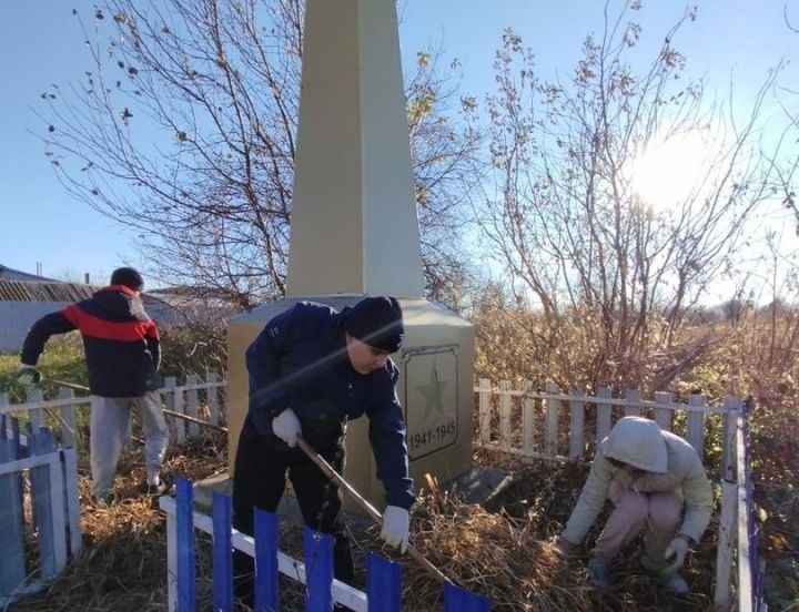 В Спасском районе школьники привели в порядок памятник героям ВОВ