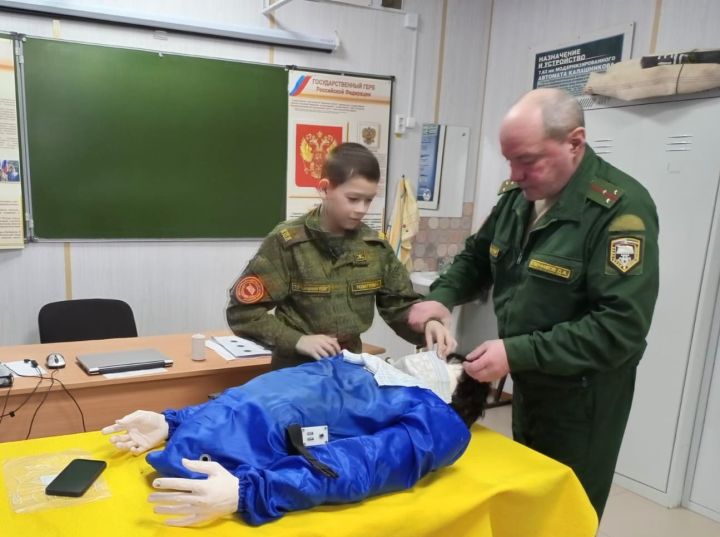 В Болгарской кадетской школе прошел урок по оказанию первой медицинской помощи