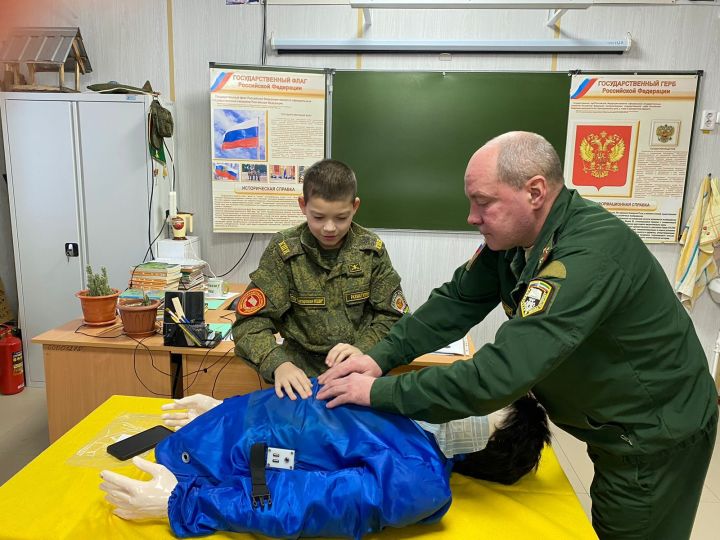 В Болгарской кадетской школе прошел урок по оказанию первой медицинской помощи