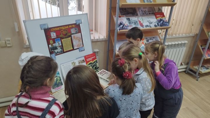 В Болгарской детской библиотеке провели урок истории «Герои Сталинграда»