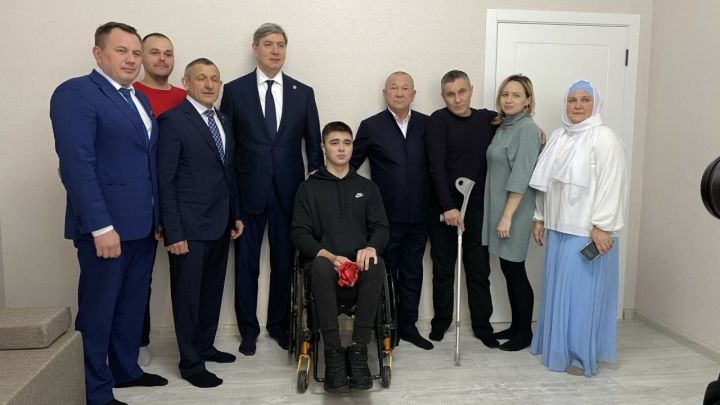 В Татарстане участнику СВО вручили ключи от нового дома