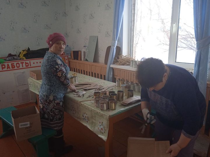 Библиотека и ветеранская организация Приволжского сельского поселения изготовили окопные свечи для военнослужащих